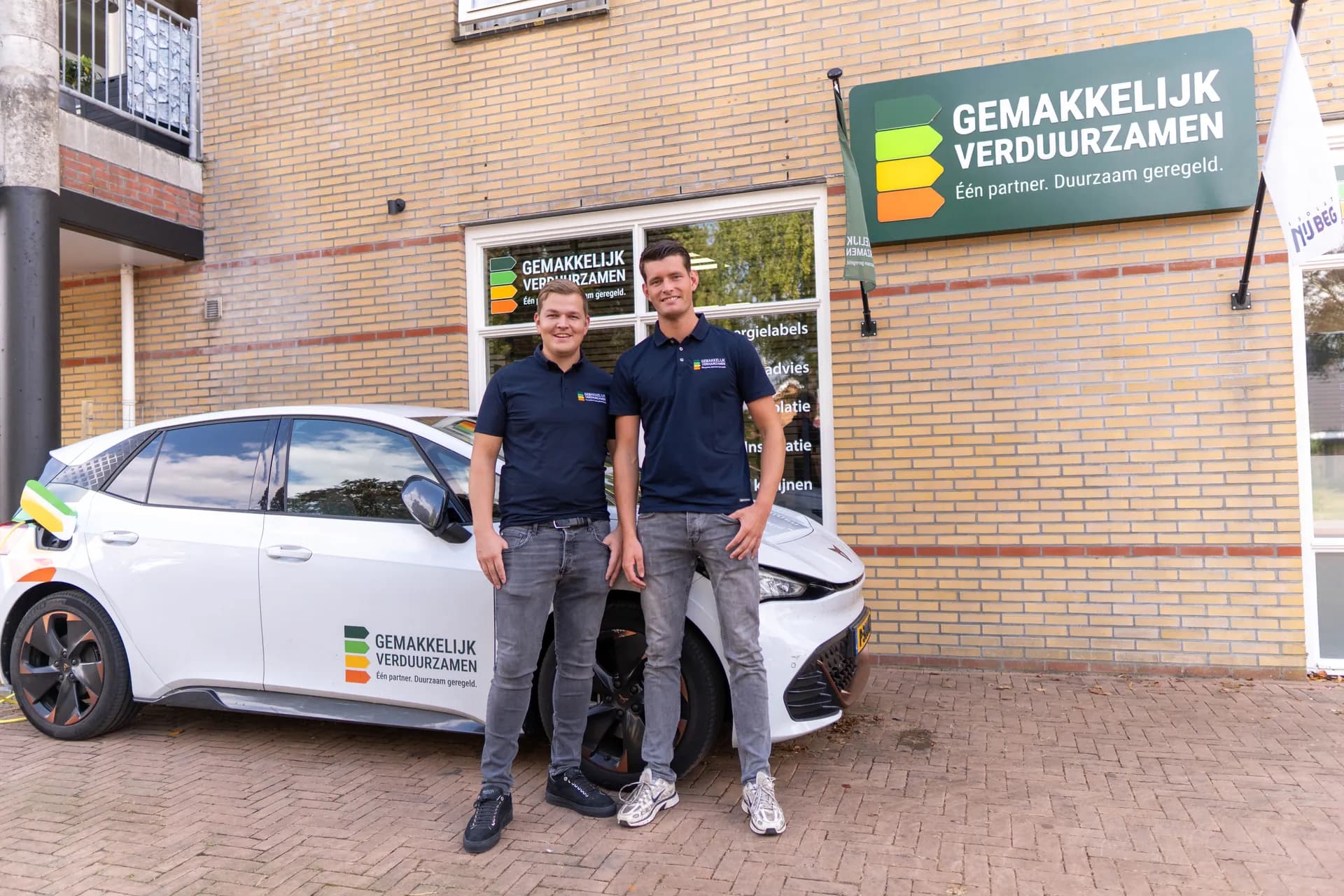 Jan-Thijs en Sven voor het kantoor van Gemakkelijk Verduurzamen in Marum.