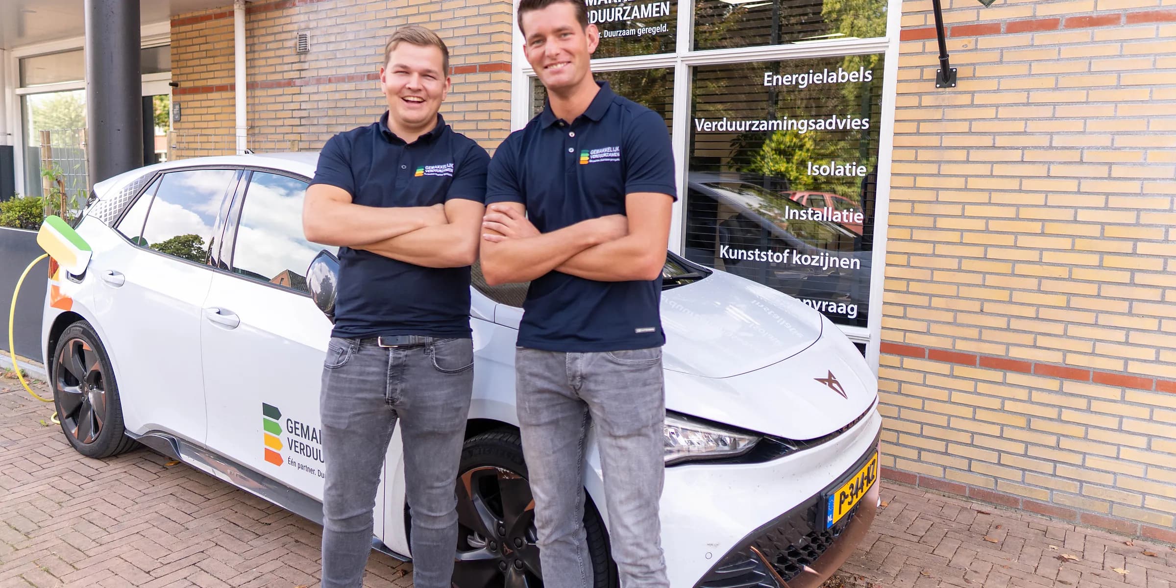 De twee adviseurs bij de bedrijfsauto voor het kantoor in Marum.