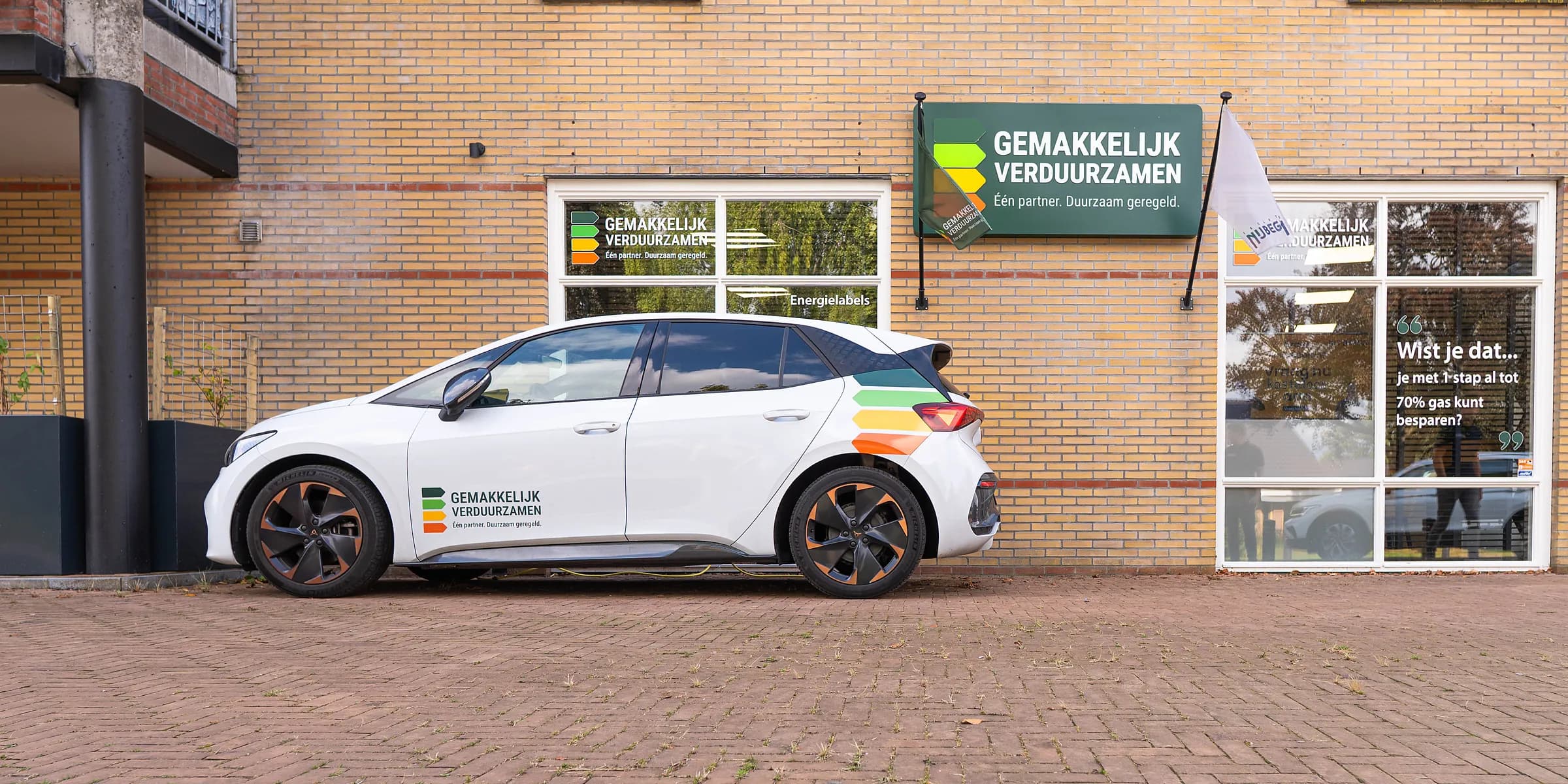Het kantoor van Gemakkelijk Verduurzamen in Marum, met de bedrijfsauto ervoor.