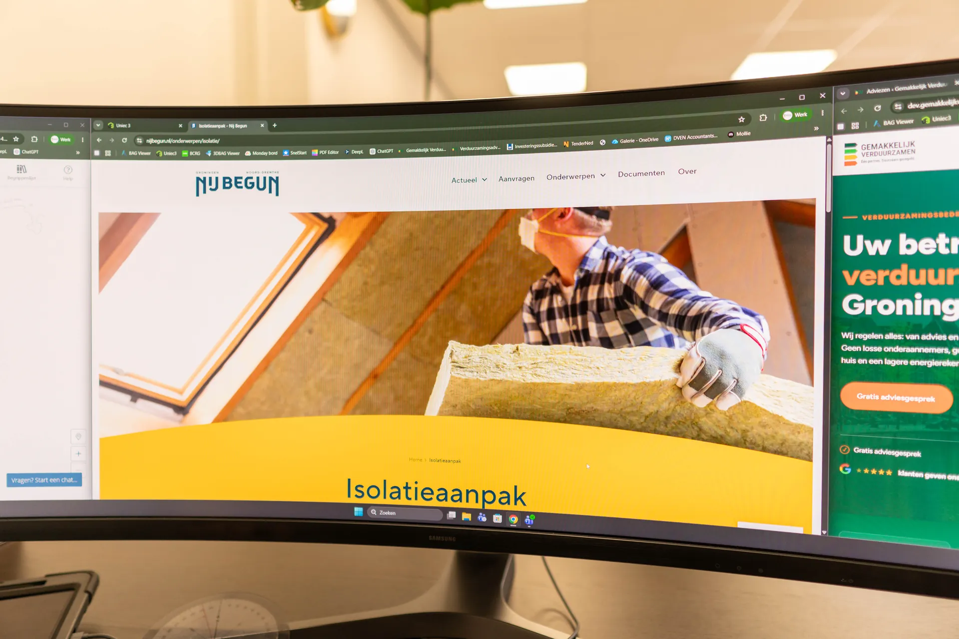 Adviseur neemt de installatie van een woning op tijdens een bezoek.