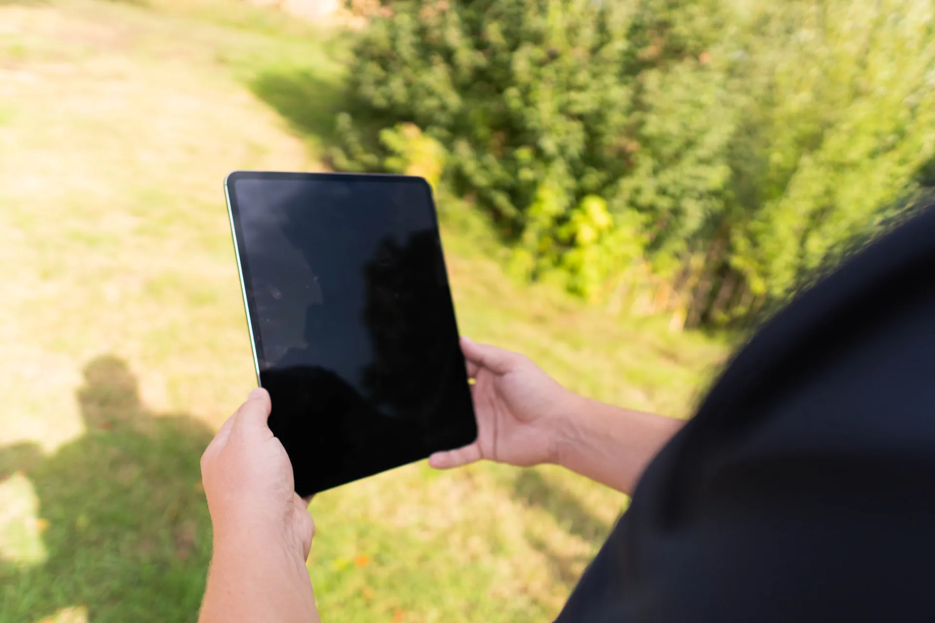 Adviseur legt een woning vast op zijn tablet.