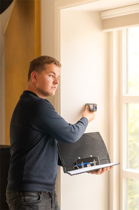 Adviseur neemt een woning op voor het energielabel.