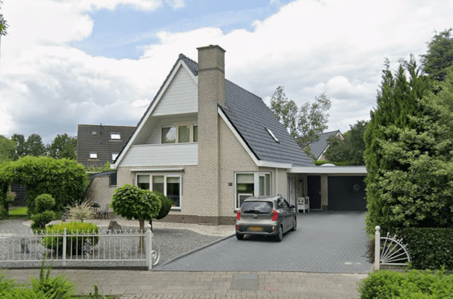 Woning met nieuwe antracietkleurige gevelbekleding.